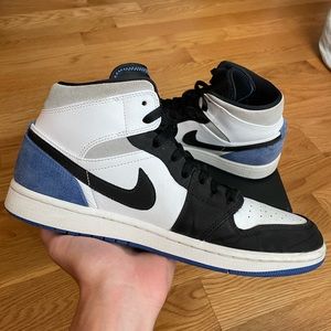Jordan 1 mid se royal black toe